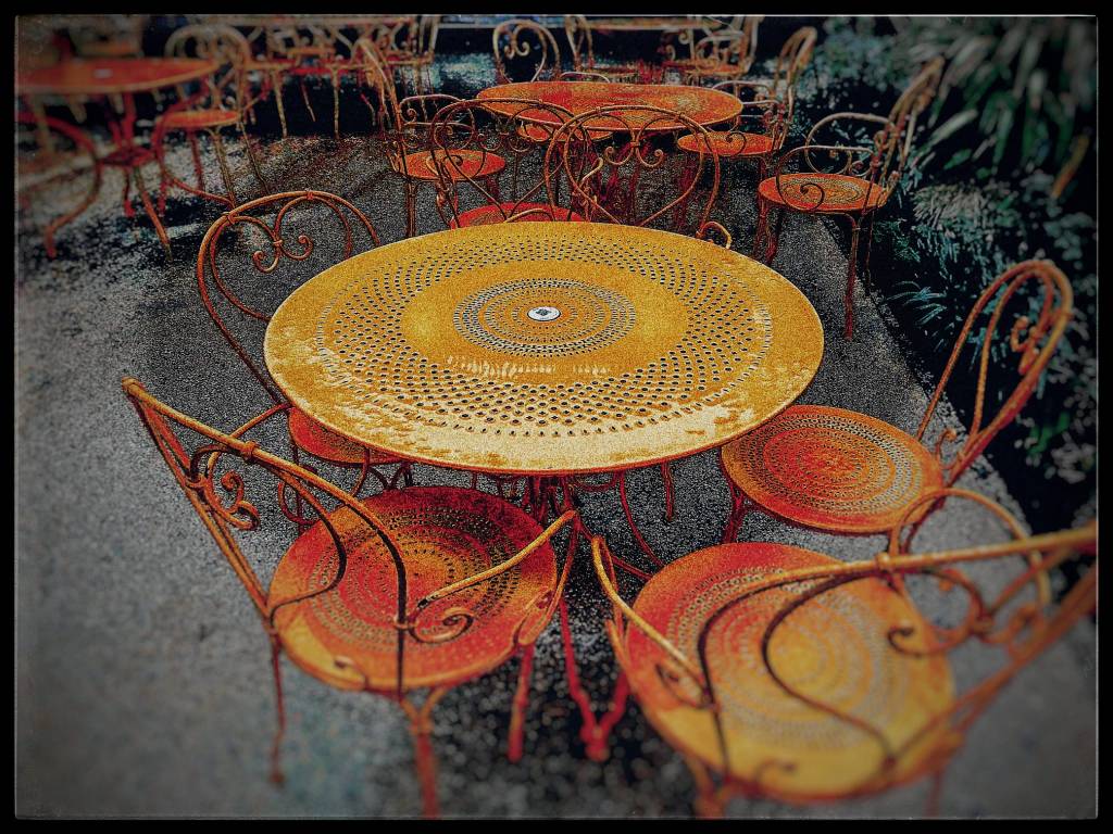 Photo retouchée - Les Chaises Jaunes du Jardin Public